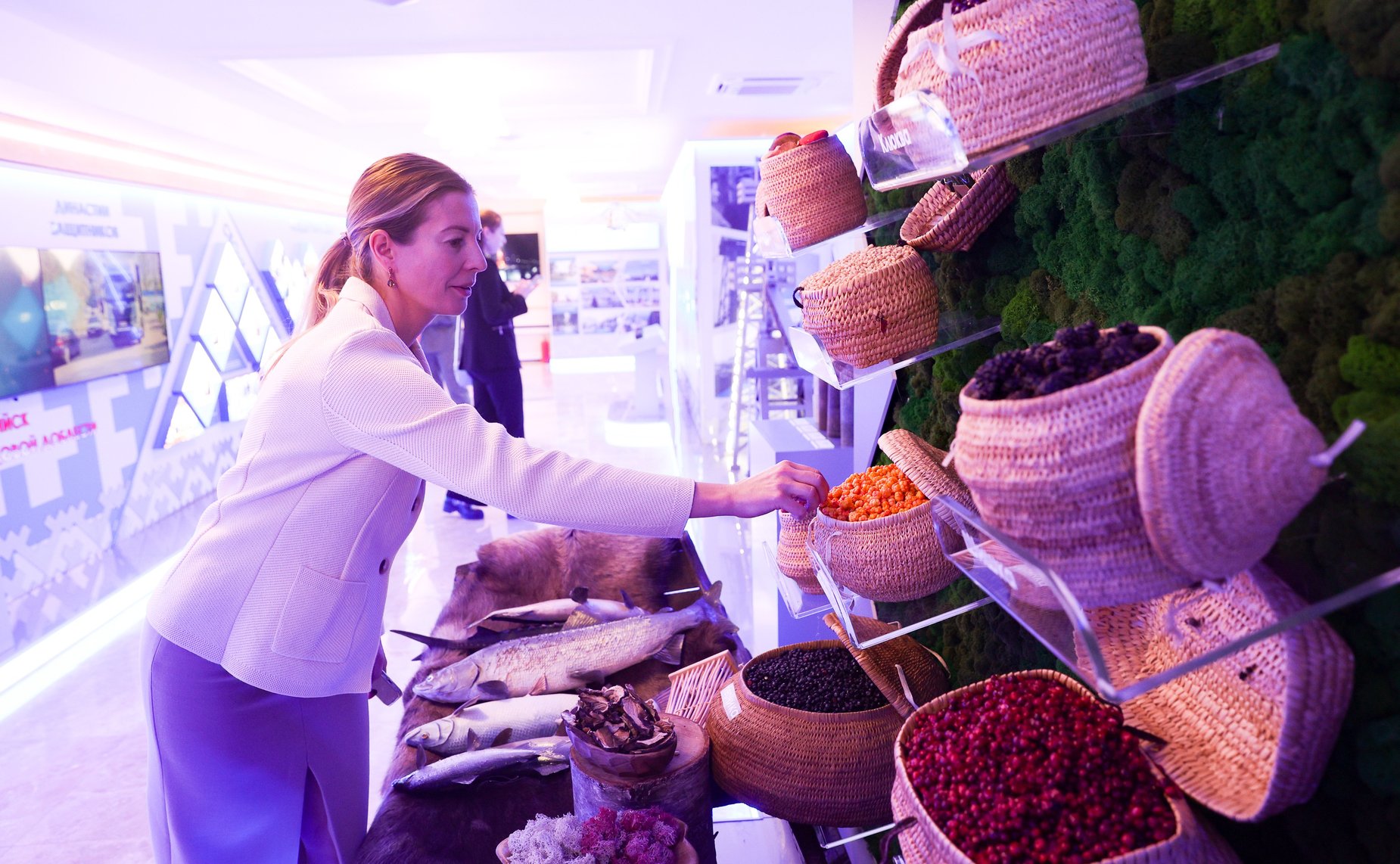 Валентина Матвиенко и Руслан Кухарук осмотрели выставку, посвященную истории и перспективным направлениям развития Ханты-Мансийского автономного округа – Югры