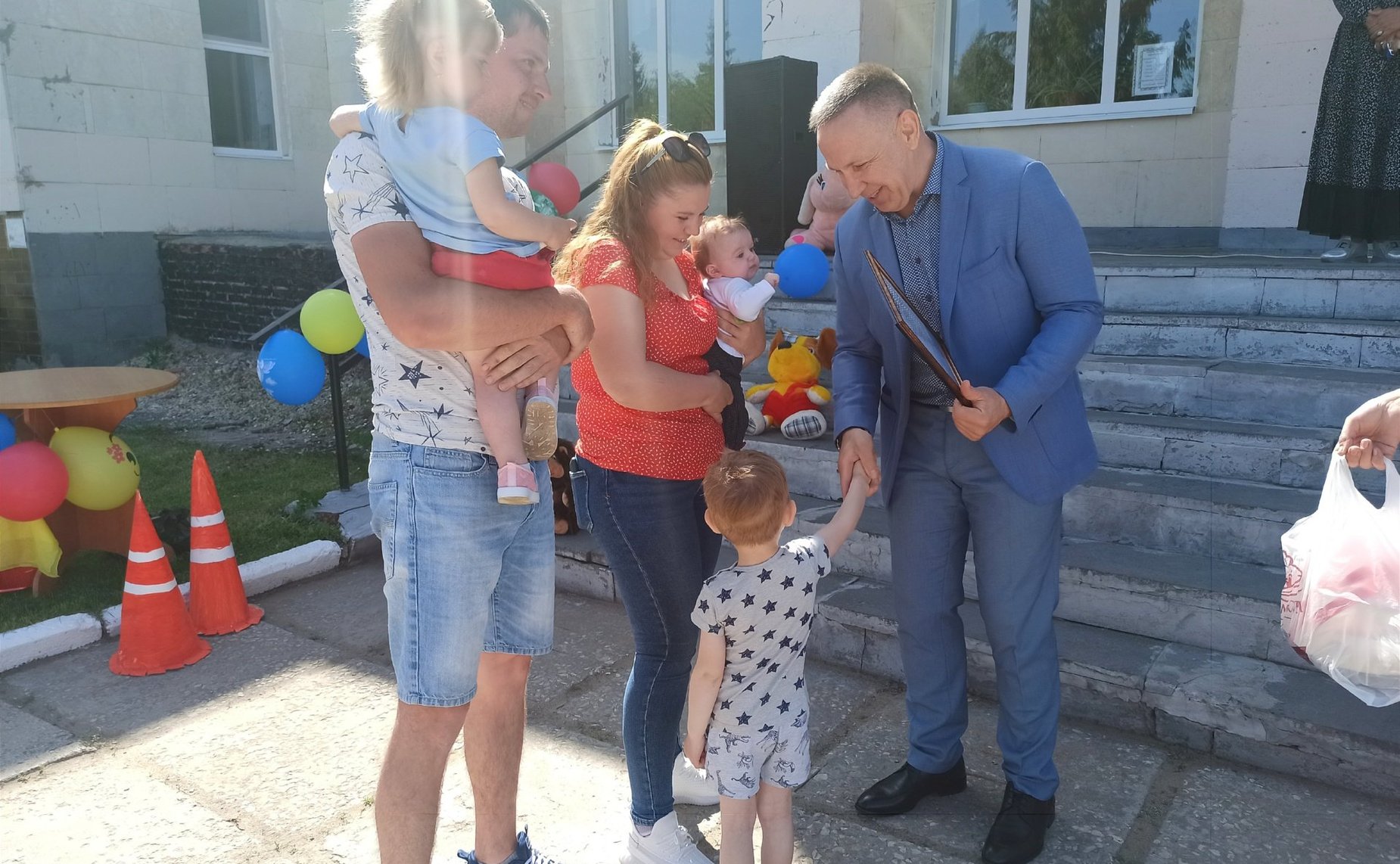 Олег Алексеев поздравил жителей с Днем защиты детей