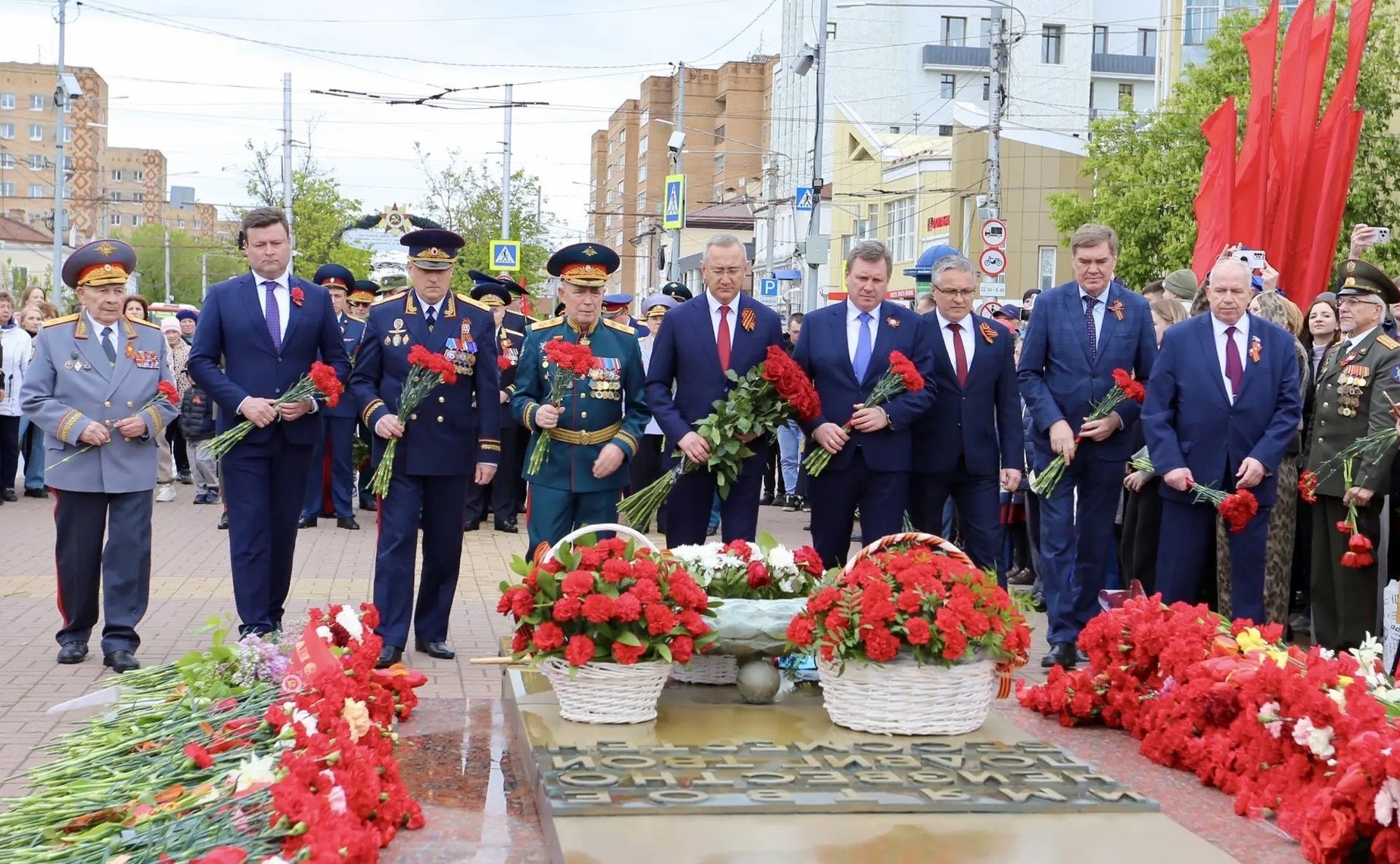 Александр Савин возложил цветы к Вечному огню на Могиле Неизвестного Солдата в Калуге