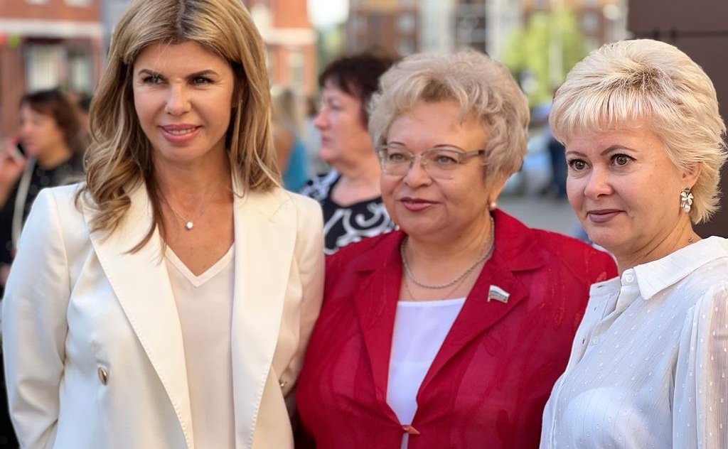 Оксана Хлякина в рамках рабочей поездки в регион побывала в средней школе № 60 в Елецком микрорайоне Липецка на торжественной линейке