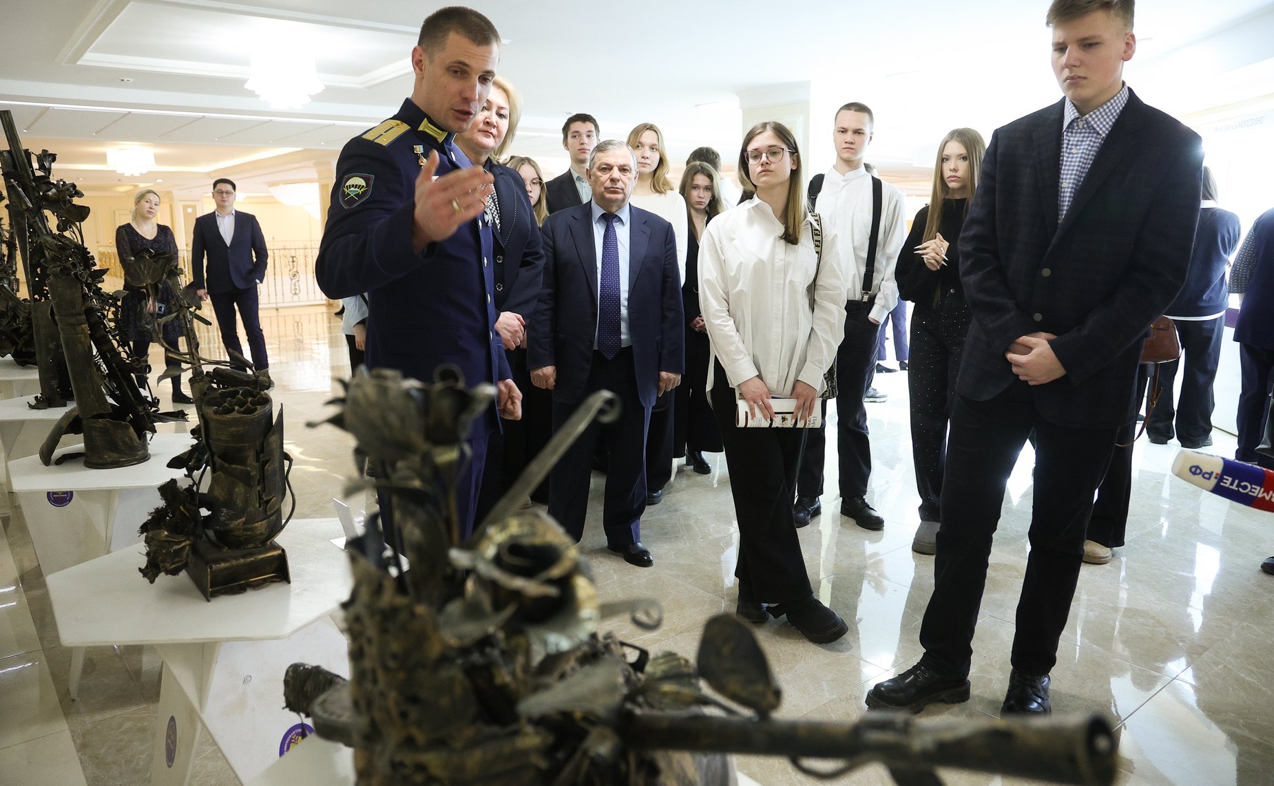 Лилия Гумерова открыла выставку скульптур мастера «Гильдии кузнецов Донбасса» Виктора Михалева «Победили тогда – победим и сейчас!»