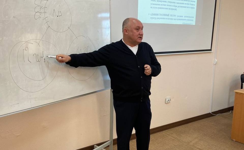 Андрей Базилевский встретился со студентами третьего курса Дальневосточного института управления – филиала РАНХиГС в рамках проекта «Разговоры о важном»