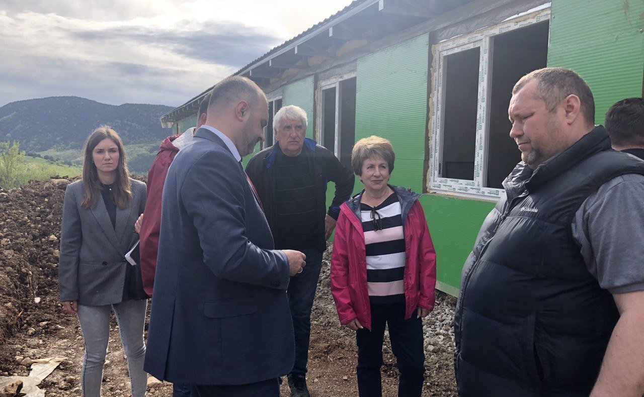 Екатерина Алтабаева в рамках работы в регионе проверила ход строительства трех новых корпусов детского оздоровительного лагеря «Горный»