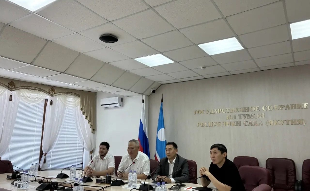 Сахамин Афанасьев провел рабочую встречу с представителями молодежного парламента Якутии и членами Палаты молодых законодателей при Совете Федерации