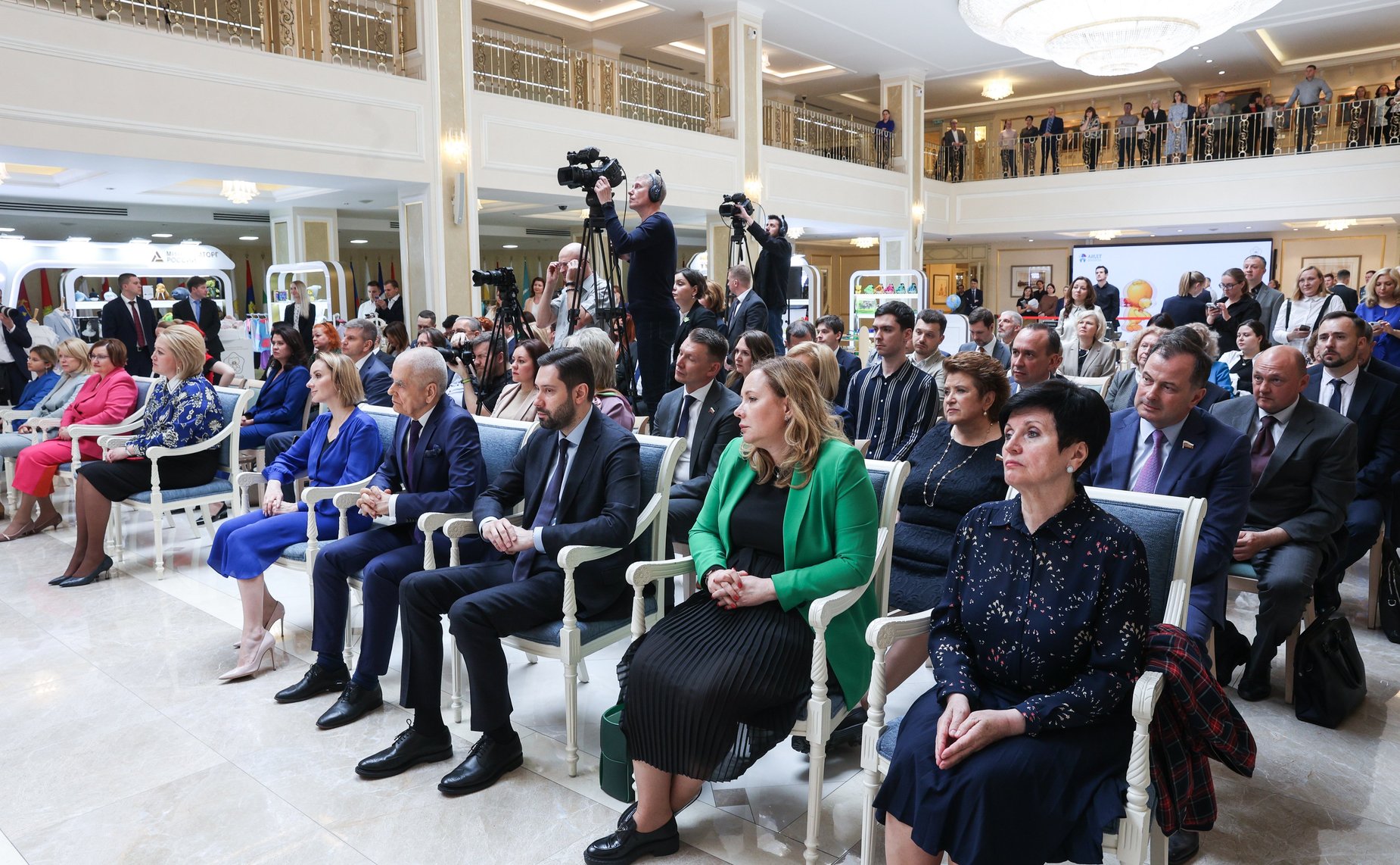 Валентина Матвиенко провела торжественную церемонию награждения лауреатов Национальной премии в сфере товаров и услуг для детей «Золотой медвежонок»