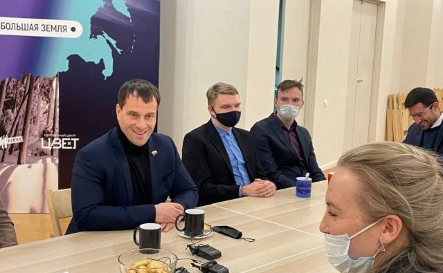 Эдуард Исаков в рамках работы в регионе провел прием граждан в Сургуте, а также встретился с активной молодежью — представителями НКО, социально-ориентированных, культурных молодежных организаций, на базе которых развивается корпоративное добровольчество