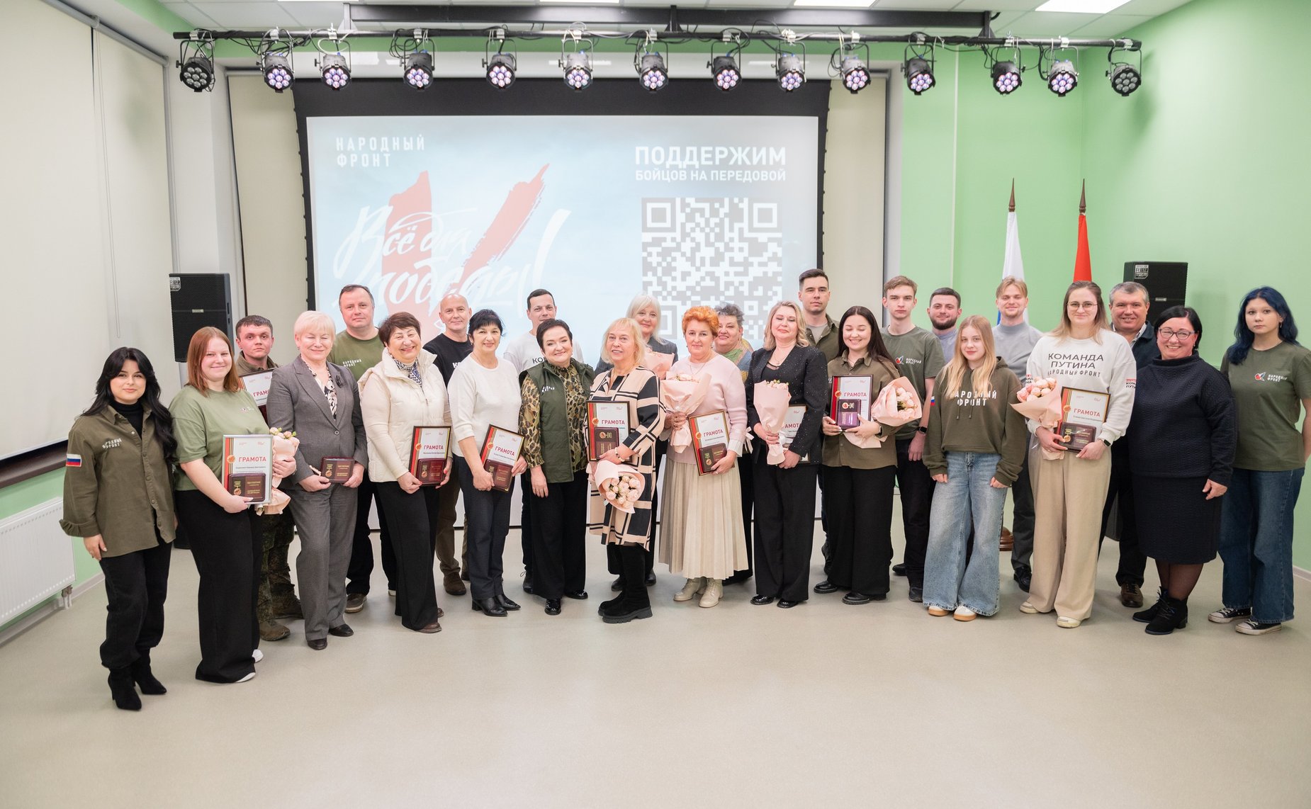 Лариса Мельник вручила награды Народного фронта активным жителям Севастополя