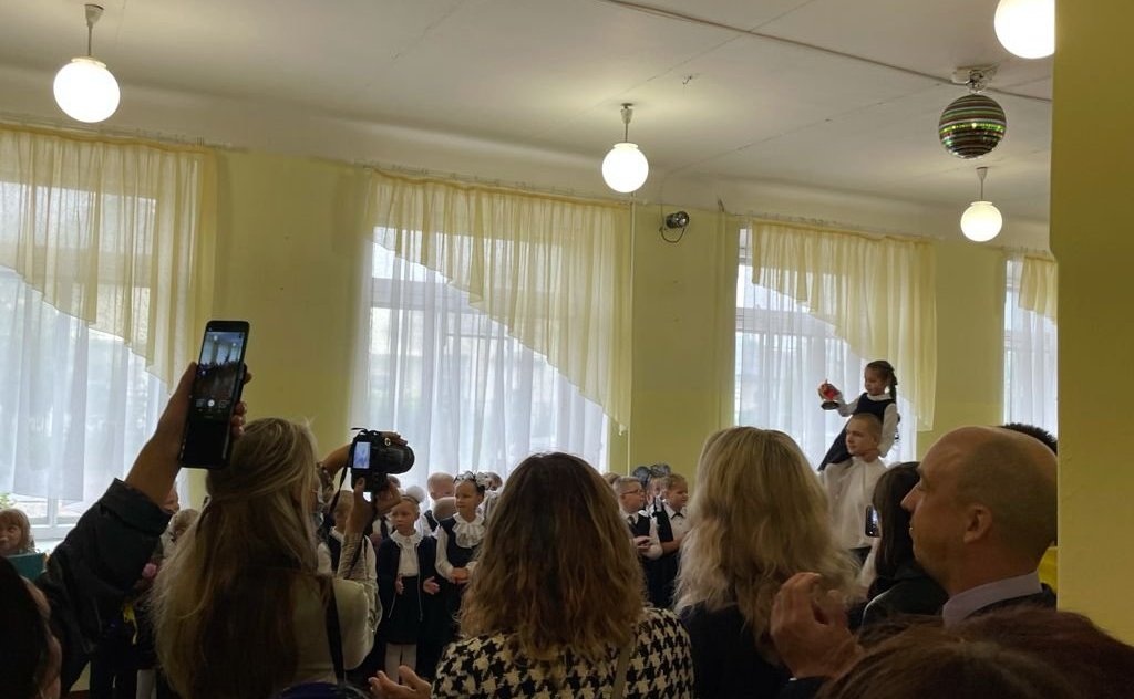 Виктор Новожилов поздравил учеников Вельской школы номер три с Днем знаний