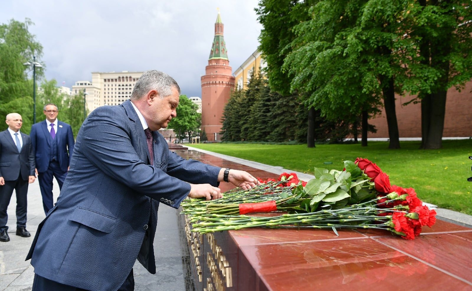 Официальные делегации правительства Москвы и правительства Карелии возложили цветы и венки к Могиле Неизвестного солдата, а также к Стеле городов воинской славы в Александровском саду