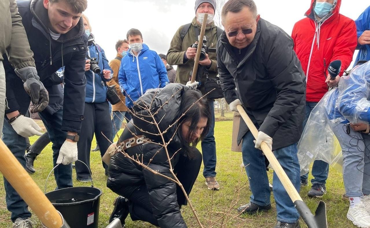 Андрей Турчак в ходе поездки в регион принял участие во всероссийском субботнике