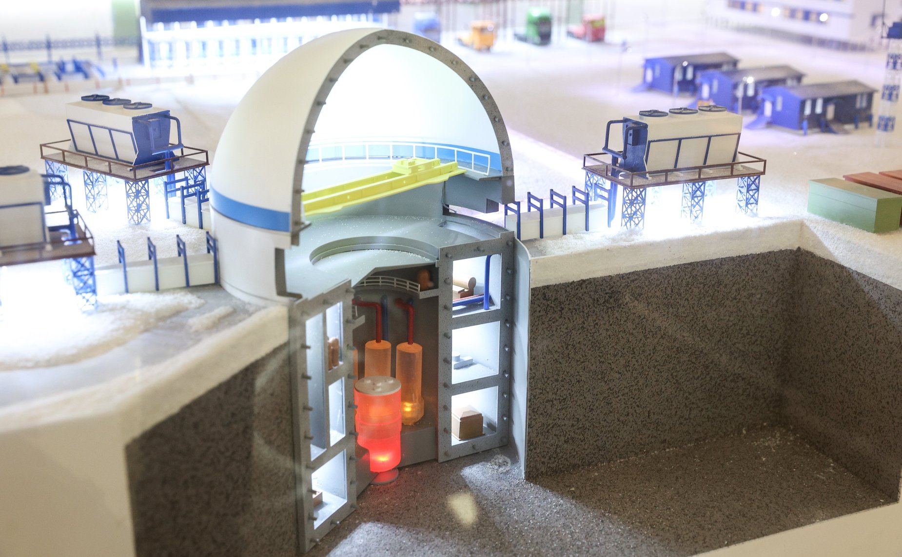 Валентина Матвиенко и президент НИЦ «Курчатовский институт» Михаил Ковальчук открыли выставку «Курчатовский институт – 80 лет для страны и мира»