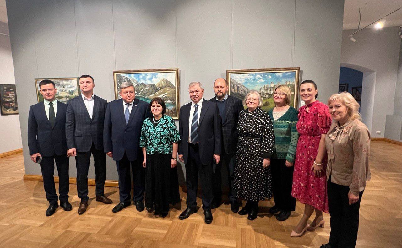 Анатолий Артамонов в ходе поездки в регион посетил музей изобразительных искусств и принял участие в открытии выставки заслуженного художника РФ Наталии Овсиенко «Россия — Китай. Без перевода»