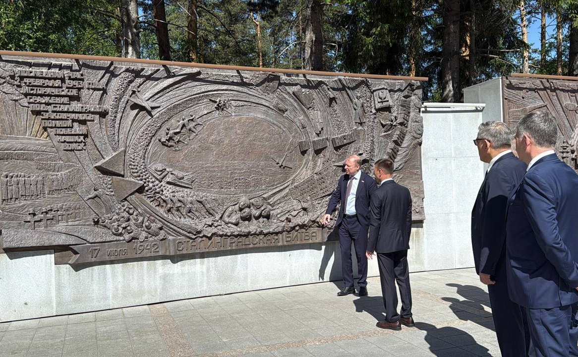 В г. Екатеринбурге сенаторы РФ провели церемонии возложения цветов к Широкореченскому военно-мемориальному комплексу, посвященному погибшим в Великой Отечественной войне, а также к военно-мемориальному комплексу «Черный тюльпан»