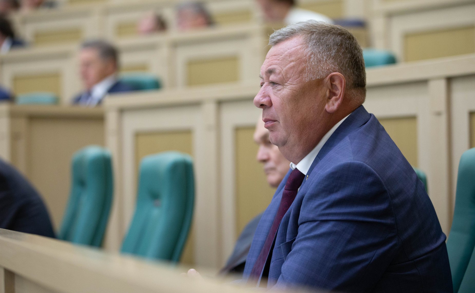 В. Николаев