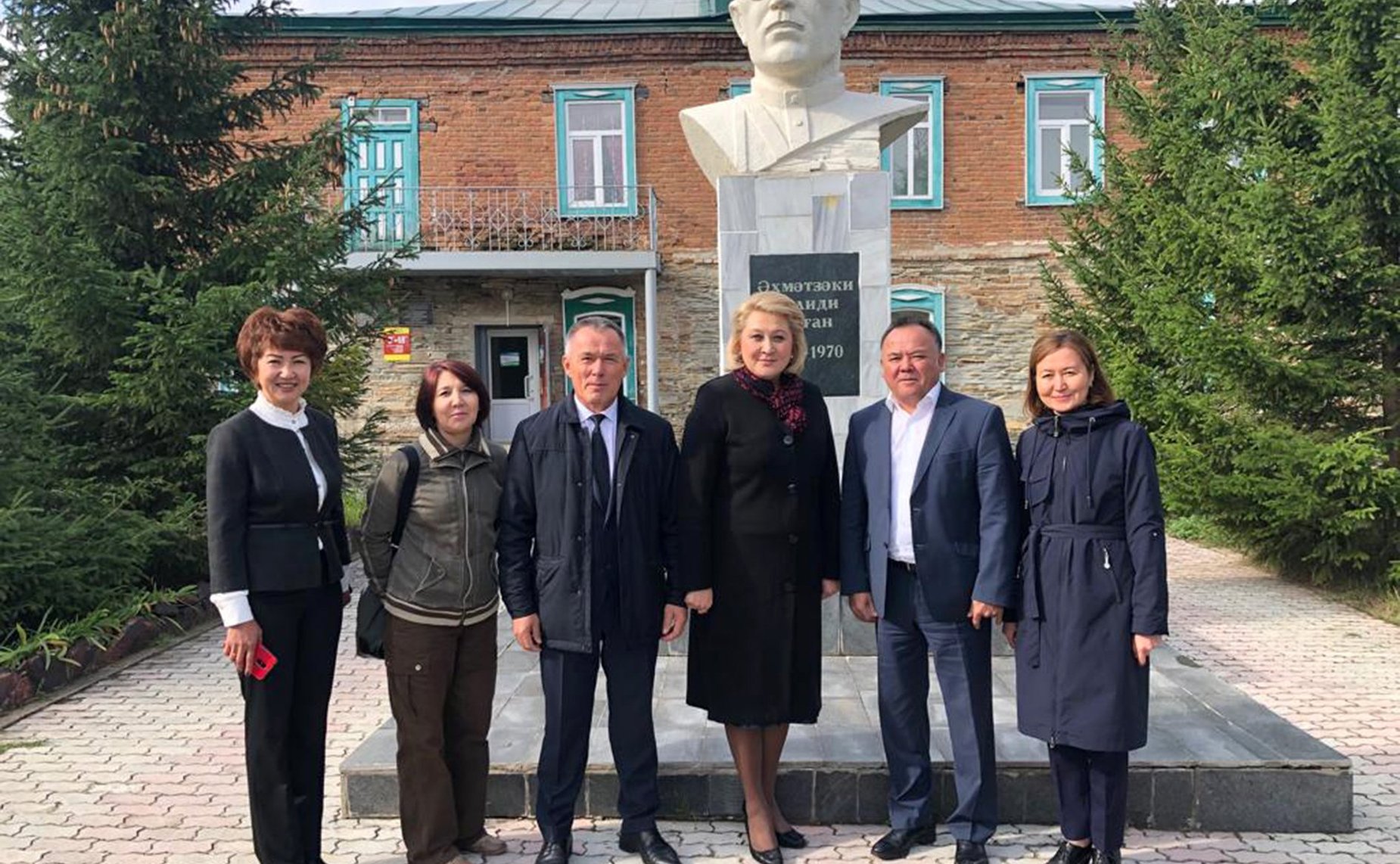 Лилия Гумерова приняла участие в торжественной линейке, посвященной Дню знаний и открытию школы с детским садом в г. Баймаке