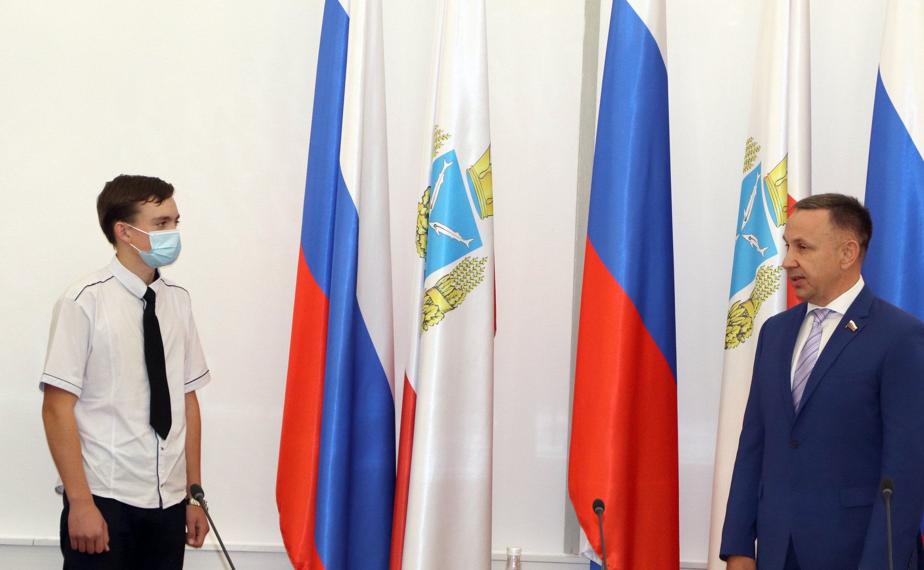 Олег Алексеев вручил медаль Совета Федерации «За проявленное мужество» девятикласснику Антону Солдатенкову