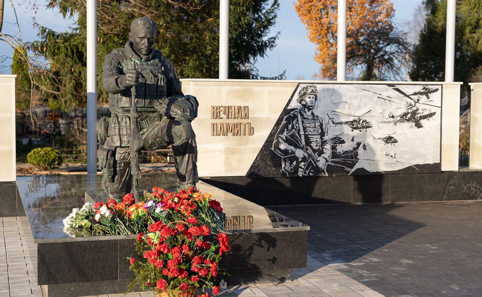 Сенаторы РФ посетили мемориальный комплекс защитникам Отечества и возложили цветы (Псковская область)