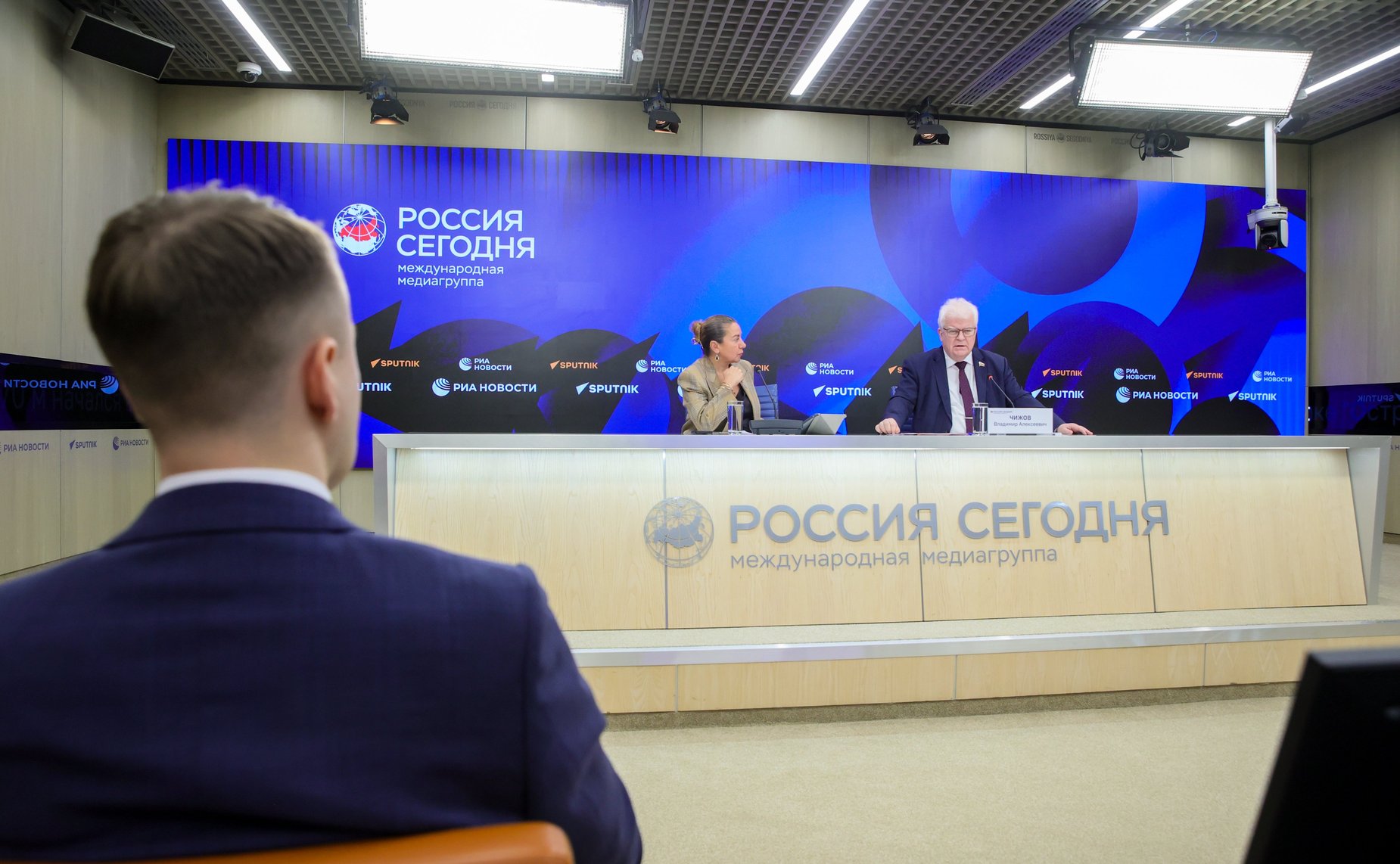 В ММПЦ «Россия сегодня» прошла пресс-конференция первого заместителя председателя Комитета СФ по обороне и безопасности Владимира Чижова об итогах саммита ЕС и актуальной ситуации в странах Евросоюза и НАТО на фоне происходящих в мире событий