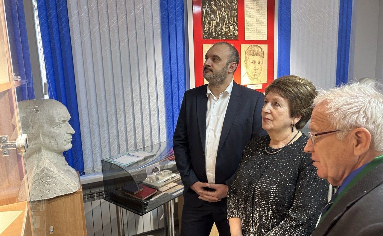 Екателина Алтабаева побывала в Севастопольском центре туризма, краеведения, спорта и экскурсий учащейся молодежи