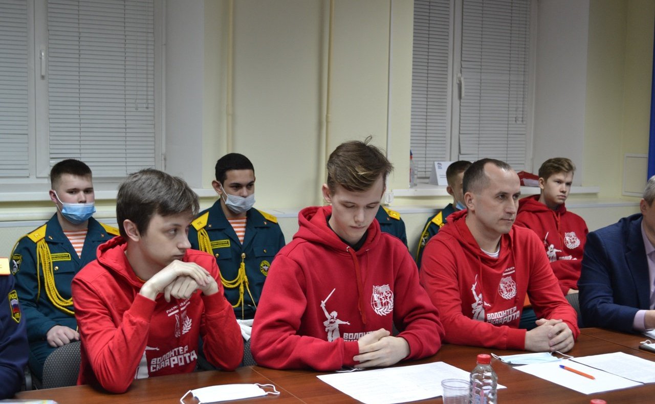 Вячеслав Тимченко и Виктор Бондарев провели встречу с кадетами Кировского пожарно-спасательного юридического полицейского колледжа и представителями волонтёрской роты «Боевого братства»
