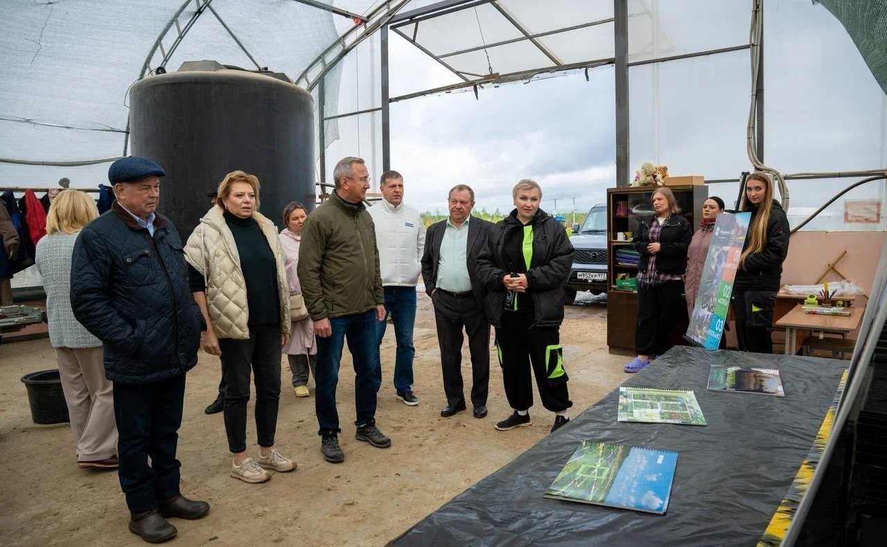 Анатолий Артамонов в селе Пеневичи Хвастовичского района Калужской области принял участие в торжественном открытии нового современного животноводческого комплекса