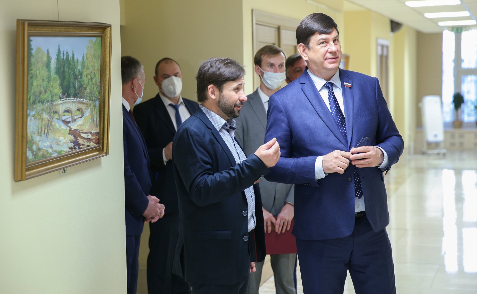 Виктор Смирнов открыл в Совете Федерации выставку работ московского художника Алексея Буртасенкова «Я помню чудное мгновение»