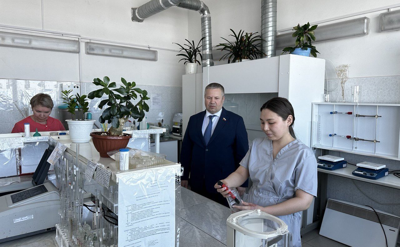 Денис Гусев сенатор провёл встречу с руководителем Нарьян-Марского муниципального унитарного предприятия объединенных котельных и тепловых сетей и посетил испытательную лабораторию