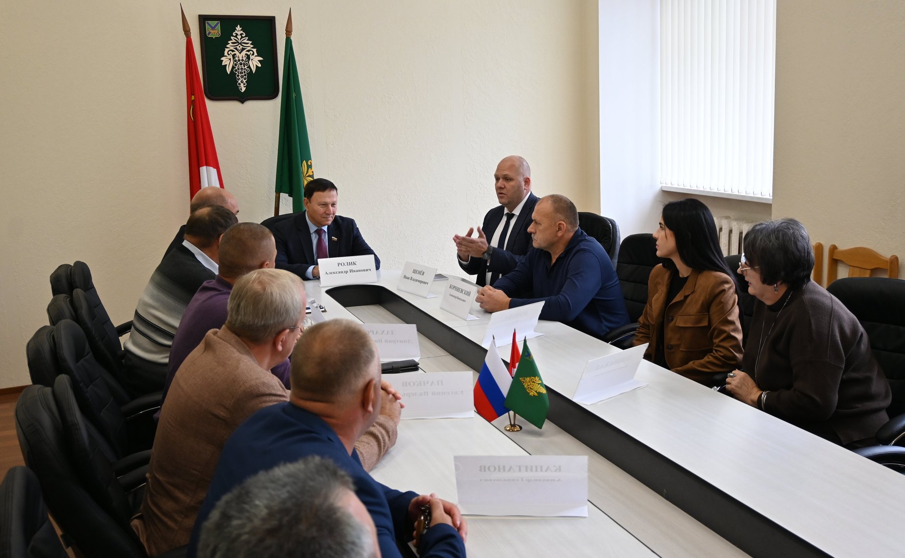 Александр Ролик вручил приморским семьям почетный знак «Семейная доблесть»