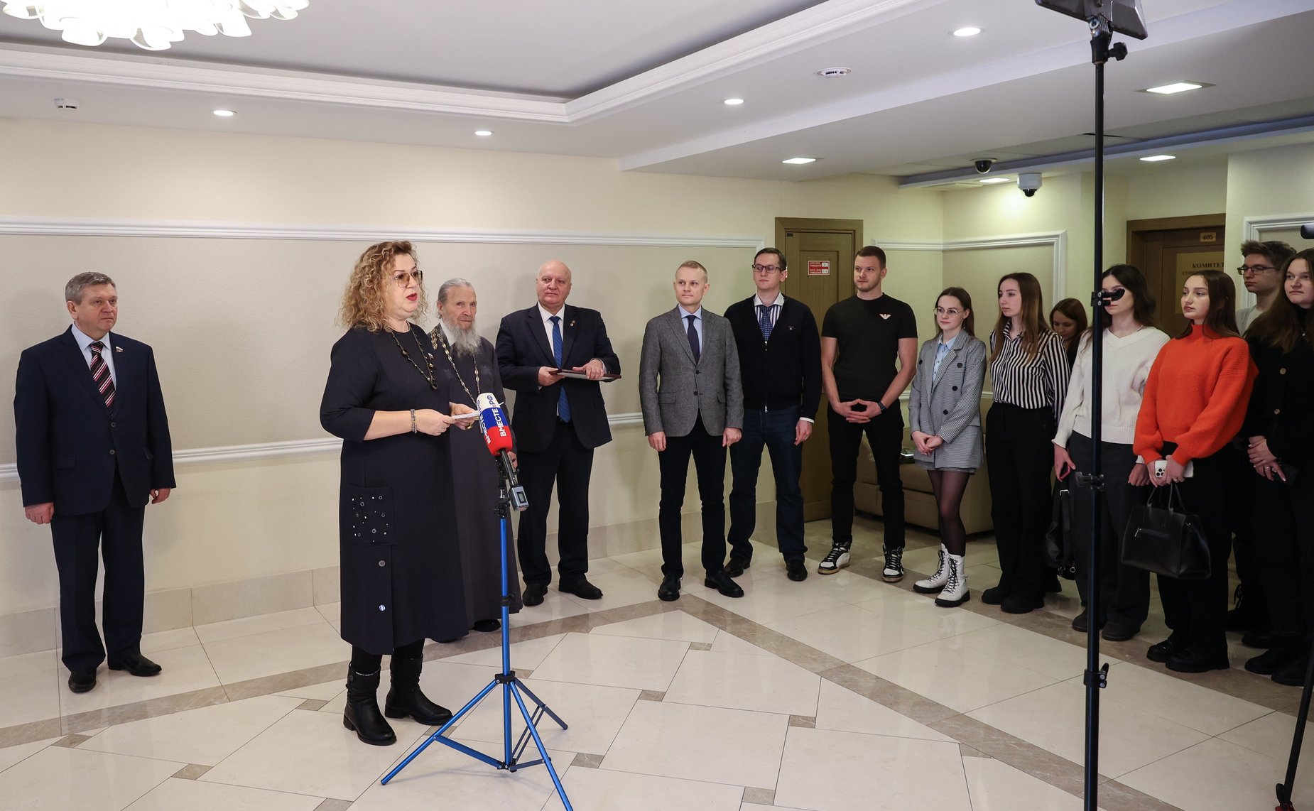 Ольга Епифанова открыла в Совете Федерации выставку живописи Петра Кочанова «За Святую Русь помолюсь…»