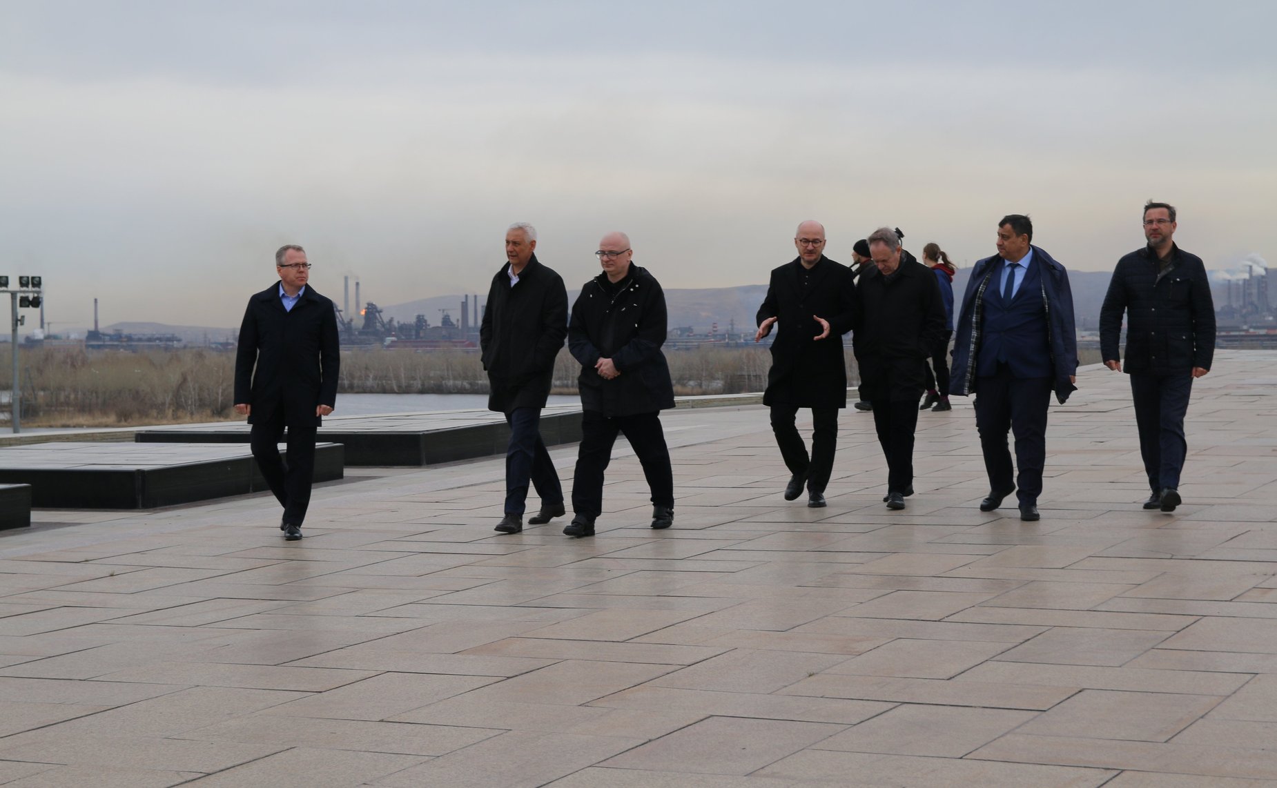 Сенаторы РФ приняли участие в церемонии возложения цветов к Вечному огню у монумента «Тыл-Фронту»