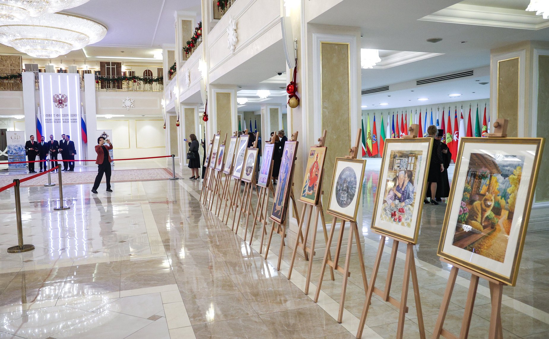 Председатель Совета Федерации и Святейший Патриарх Московский и всея Руси осмотрели выставку детских рисунков «Красота Божьего мира»