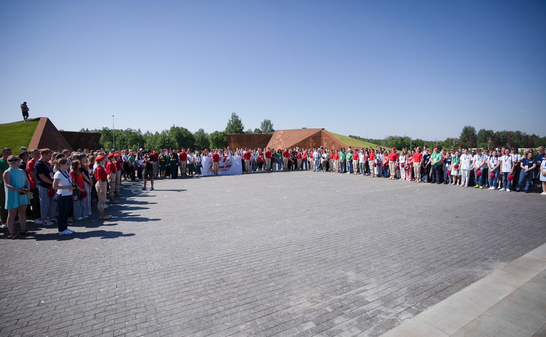 У подножия Мемориала Советскому солдату прошел торжественный митинг, посвященный памяти всех, кто погиб в годы Великой Отечественной войны под Ржевом