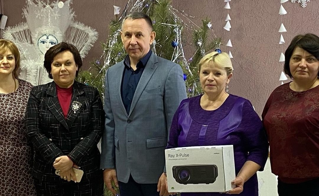 Олег Алексеев посетил Краснокутский район и поздравил с профессиональным праздником и с юбилеем газеты сотрудников редакции газеты «Краснокутские вести»