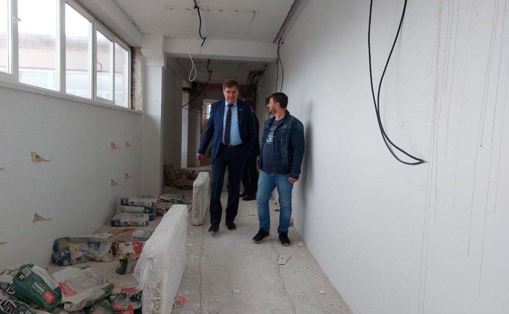 Александр Савин в ходе поездки в регион посетил школу № 2 г. Тарусы, где ведётся капитальный ремонт по программе Правительства РФ