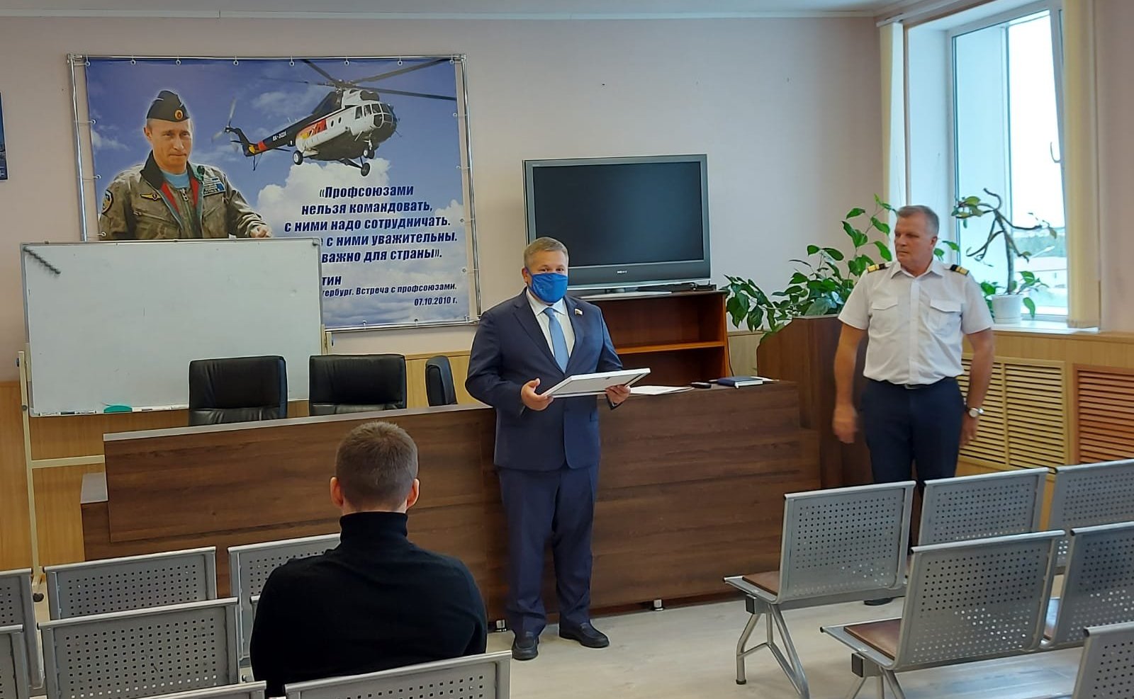 Денис Гусев в ходе поездки в регион встретился с коллективом Нарьян-Марского объединённого авиаотряда