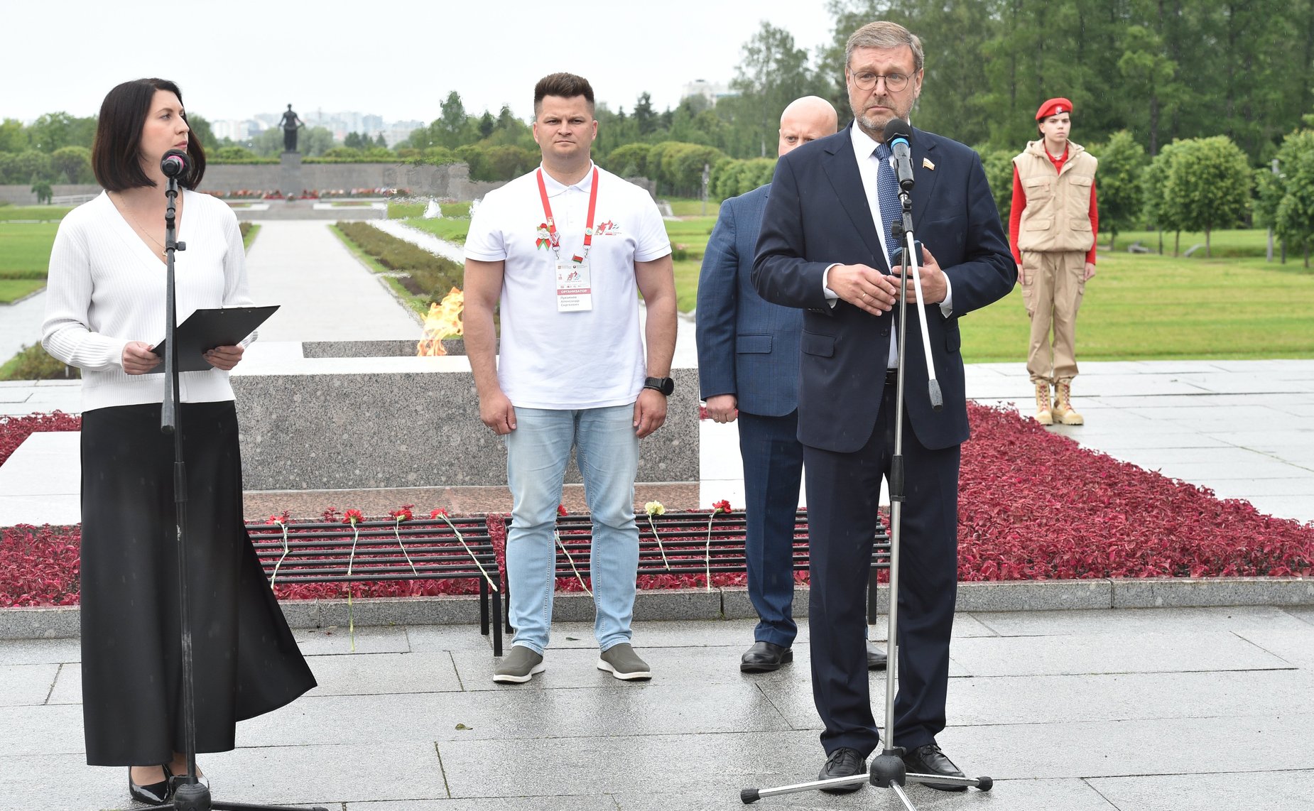 Участники проекта «Поезд Памяти» посетили Пискаревское мемориальное кладбище