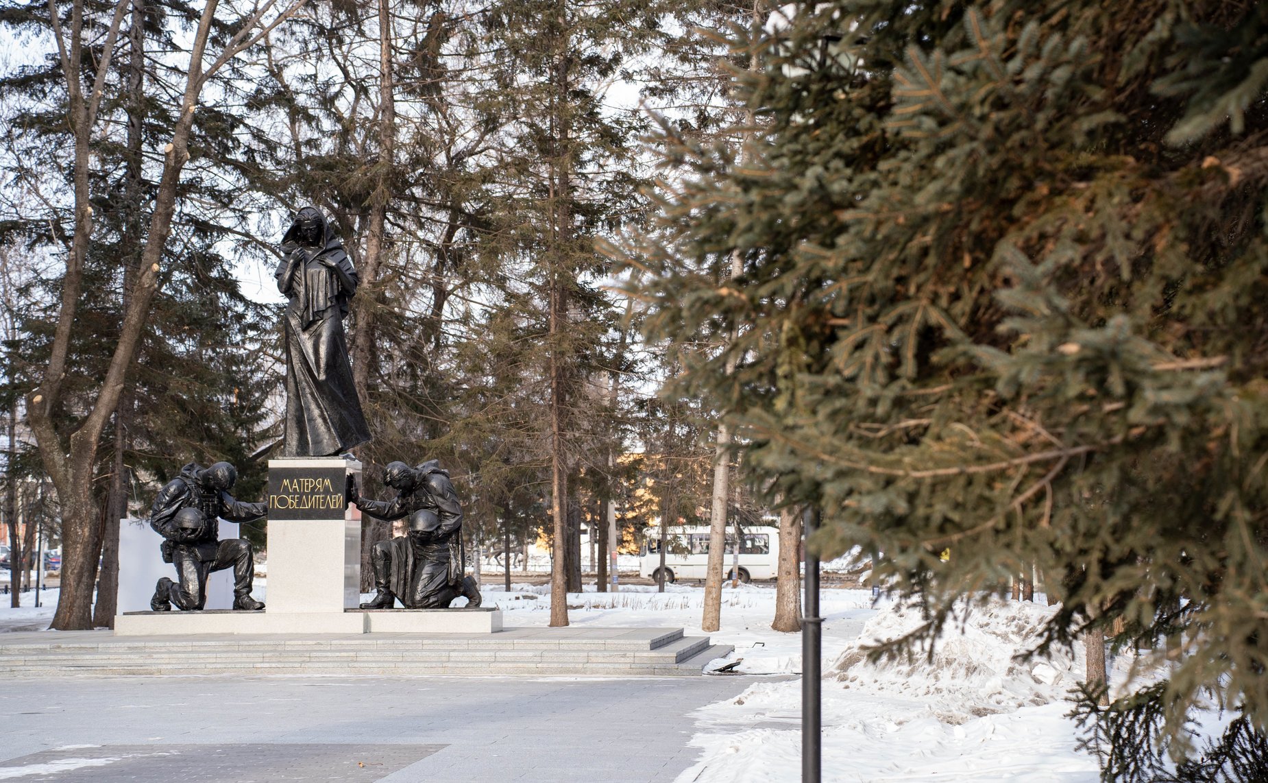 Сенаторы приняли участие в возложении цветов к мемориалу «Матерям победителям» в Сквере Победы