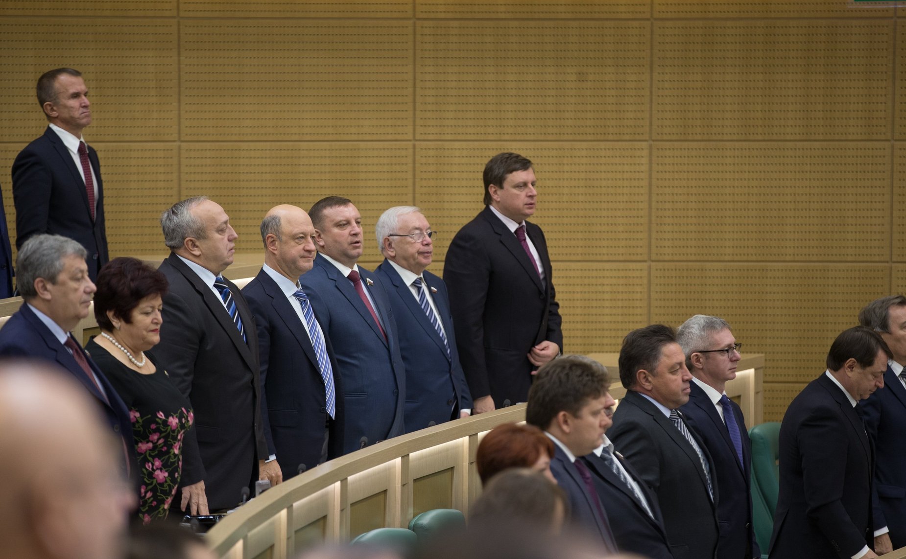 Сенаторы слушают гимн России перед 399-м заседанием Совета Федерации