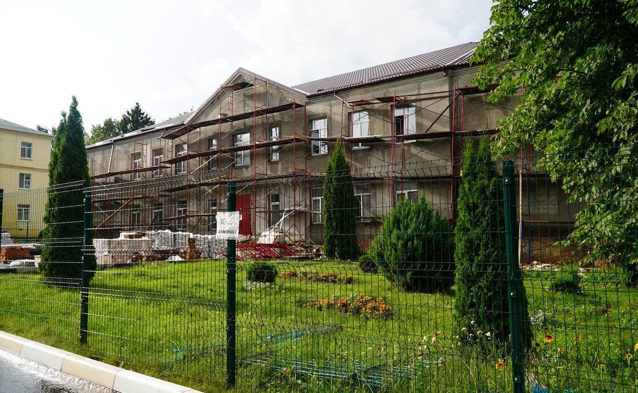 Александр Савин в рамках поездки в регион посетил город Сухиничи. Сенатор осмотрел ход капитального ремонта в Середейской школе и детском саду №162