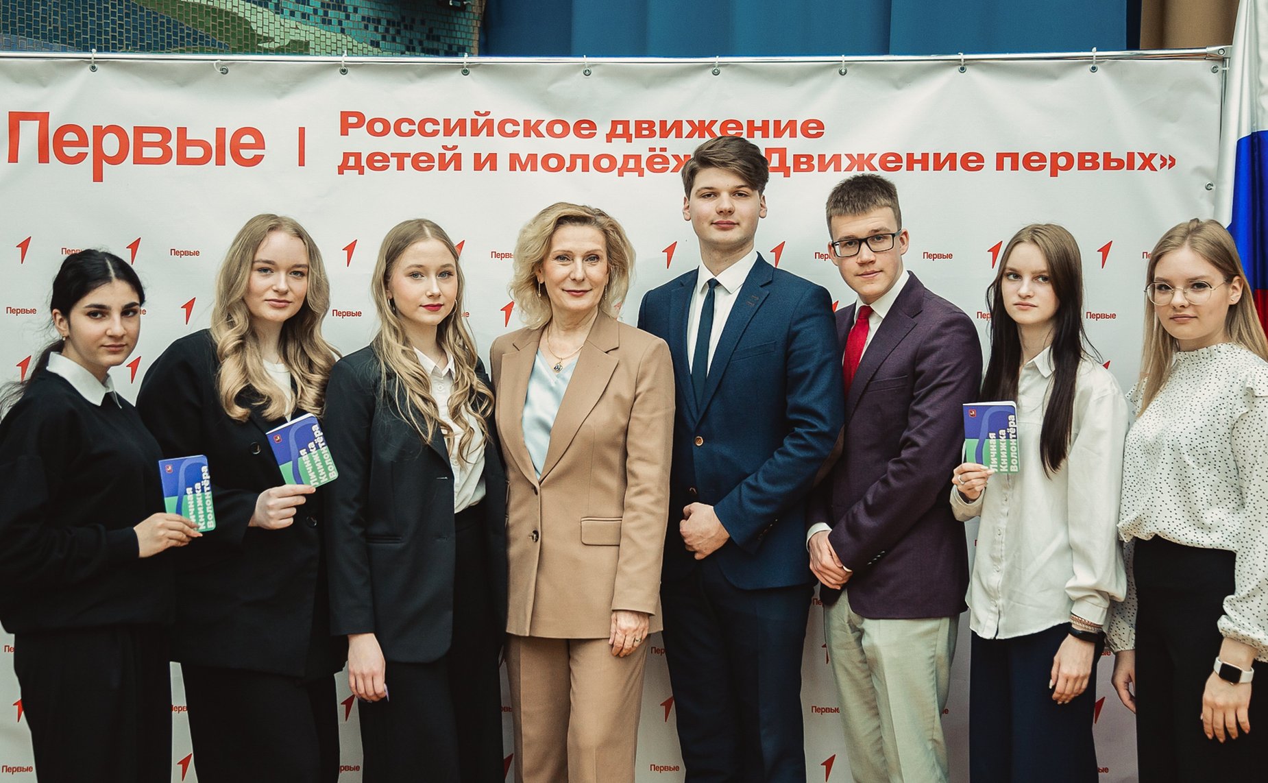 Заместитель Председателя Совета Федерации Инна Святенко провела для старшеклассников школы № 2087 «Открытие» урок «Разговор о важном»