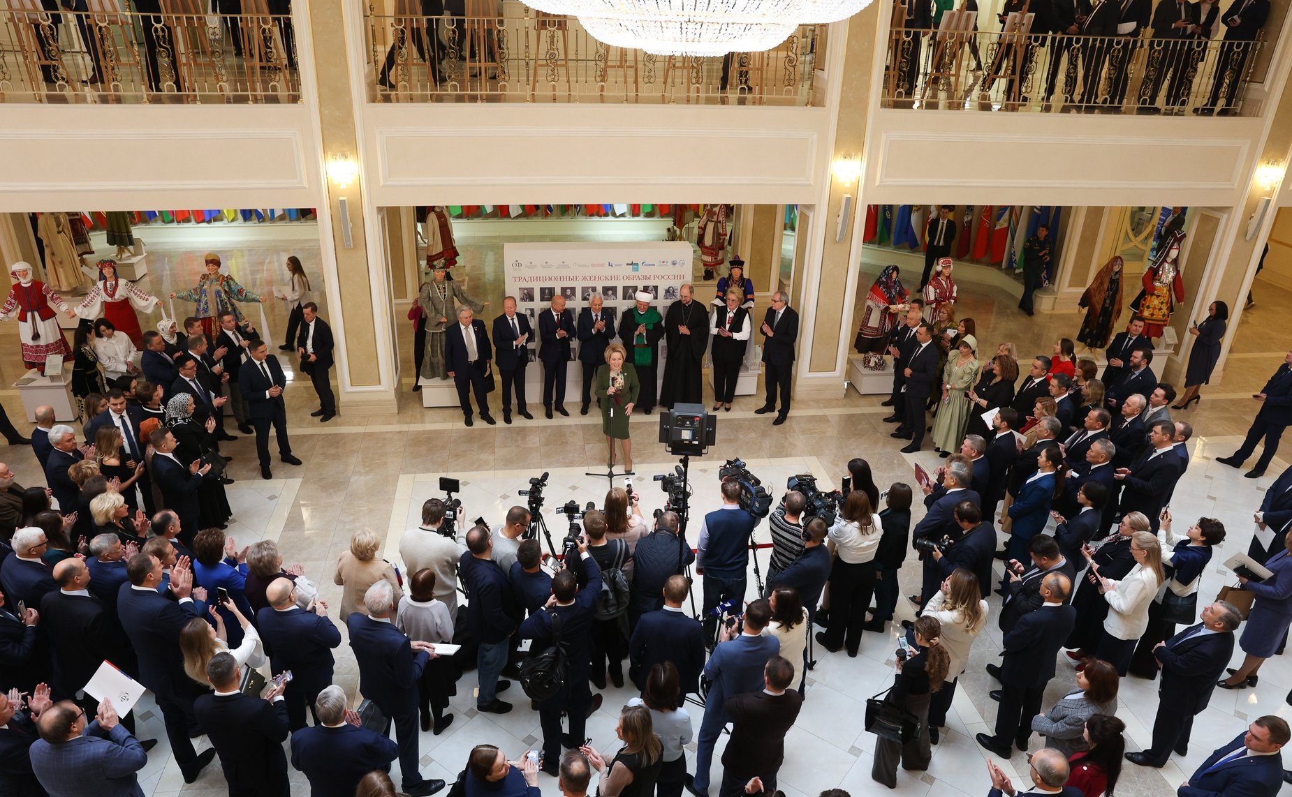 В Совете Федерации открылась выставка «Традиционные женские образы России»