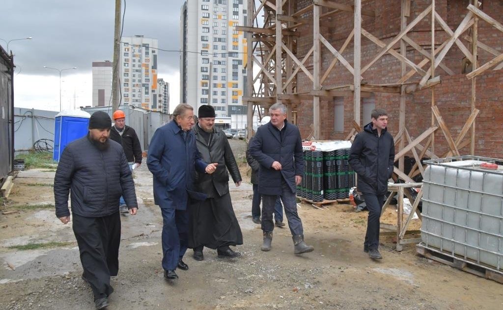 Сергей Лукин проинспектировал строительство храма в Воронеже