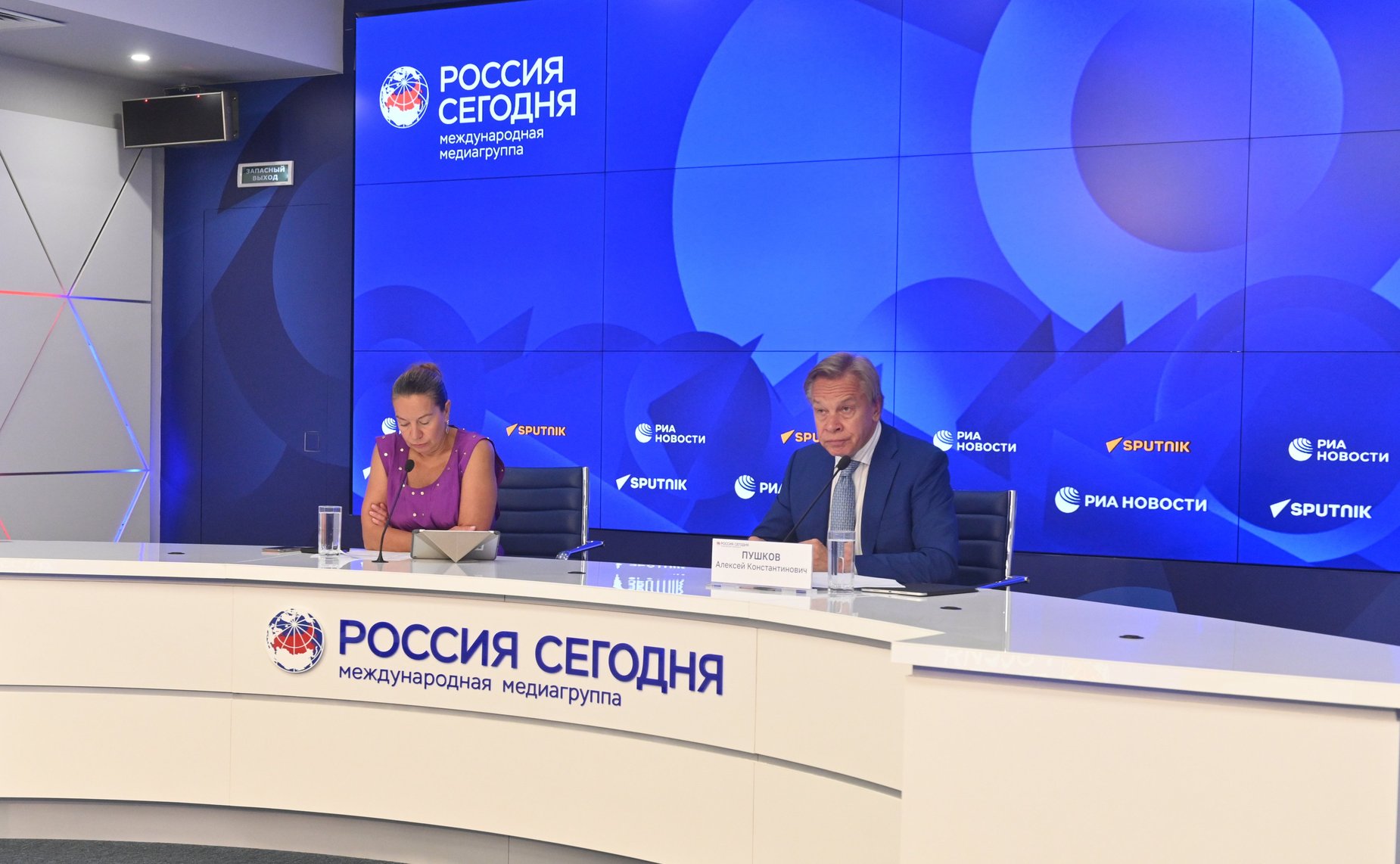 В Пресс-центре «Россия сегодня» прошла пресс-конференция председателя Комиссии Совета Федерации по информационной политике и взаимодействию со СМИ Алексея Пушкова об основных направлениях и о перспективах работы Комиссии в 2024–2025 политическом году