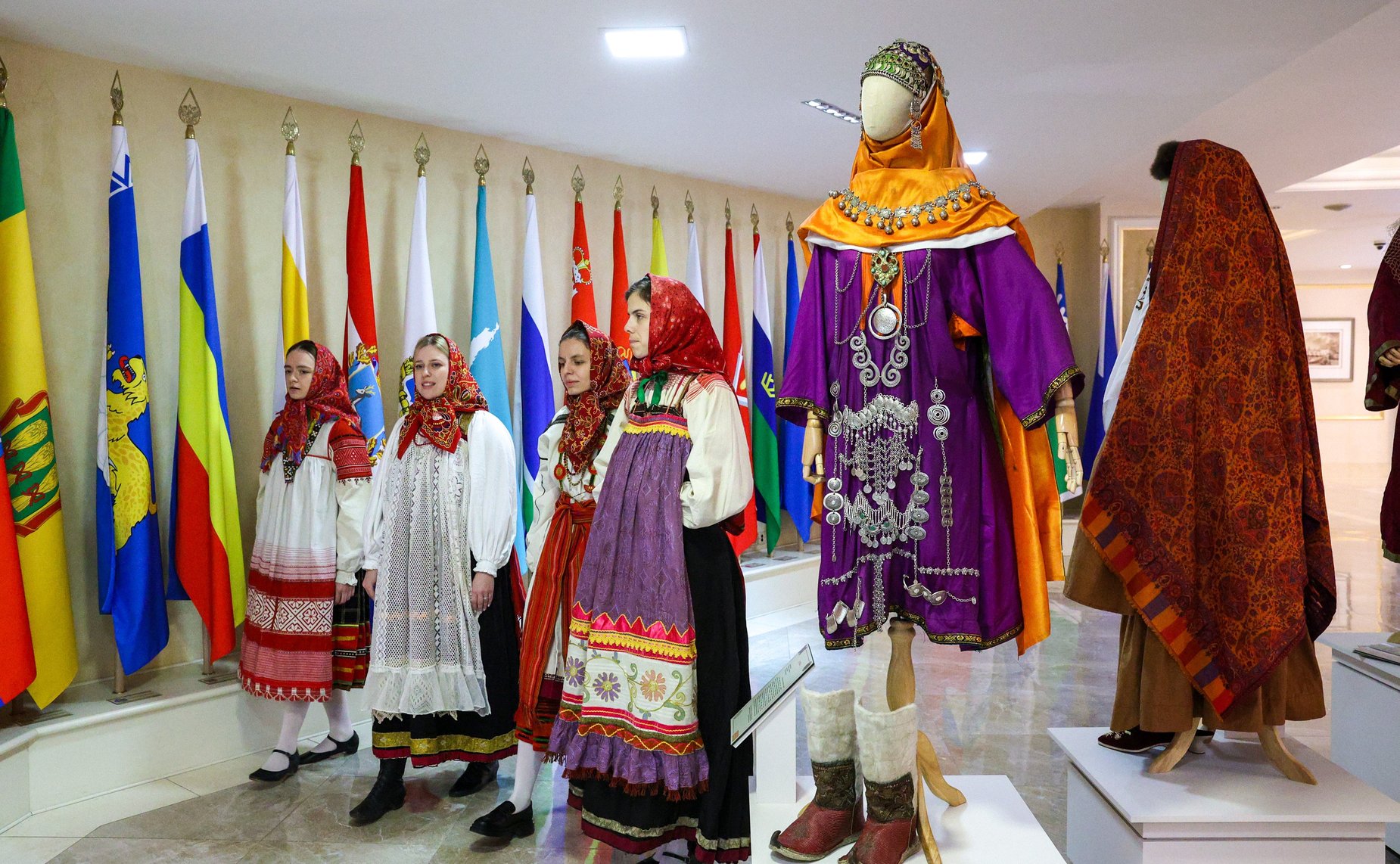 В Совете Федерации открылась выставка «Традиционные женские образы России»