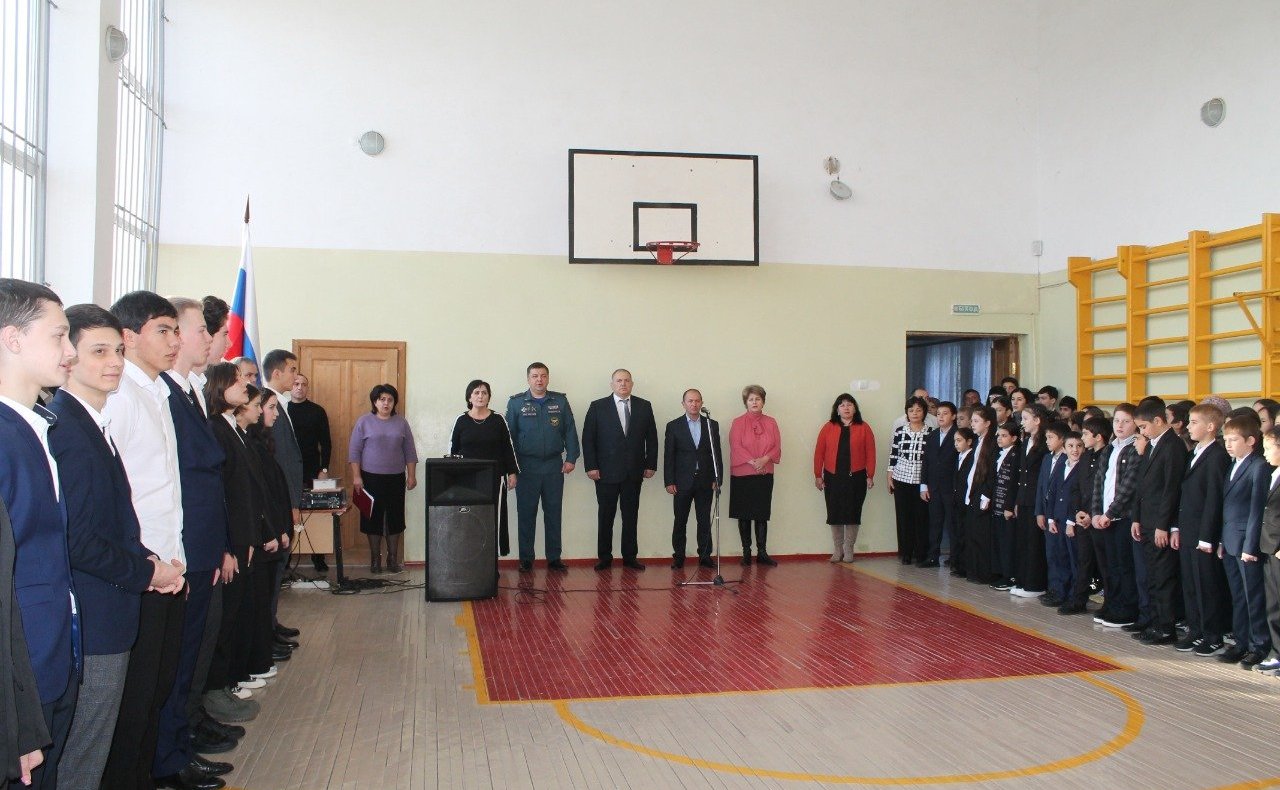 По распоряжению Председателя СФ Валентины Матвиенко сенатор Крым Казаноков 8 ноября вручил на торжественной линейке Адыге-Хабльской средней школы медаль «За проявленное мужество» 9-класснику Алану Темирдашеву, который спас тонущего 7-летнего мальчика