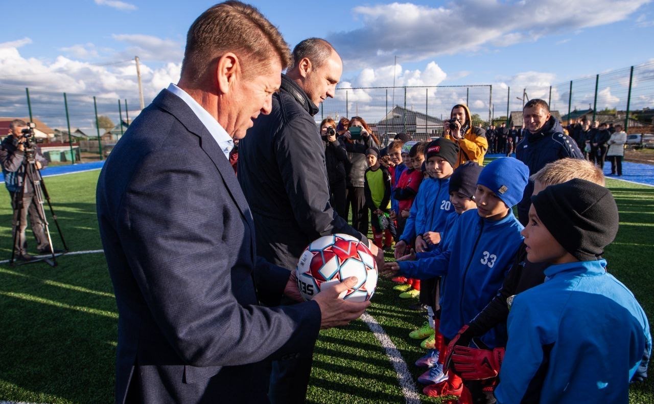 В ходе поездки в Бузулукский район Андрей Шевченко и губернатор Оренбургской области Денис Паслер открыли новое поле с искусственным покрытием для игры в мини-футбол в поселке Колтубановский
