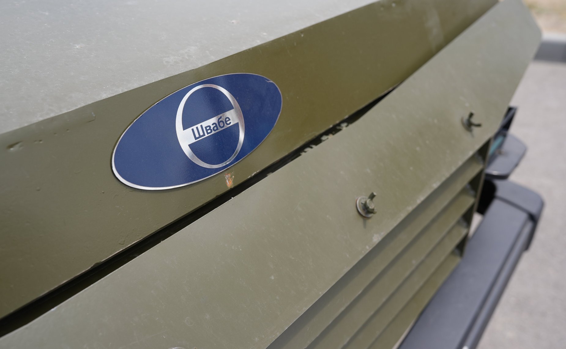 Александр Вайнберг вручил бронированный автомобиль и военное снаряжение главе ДНР Денису Пушилину