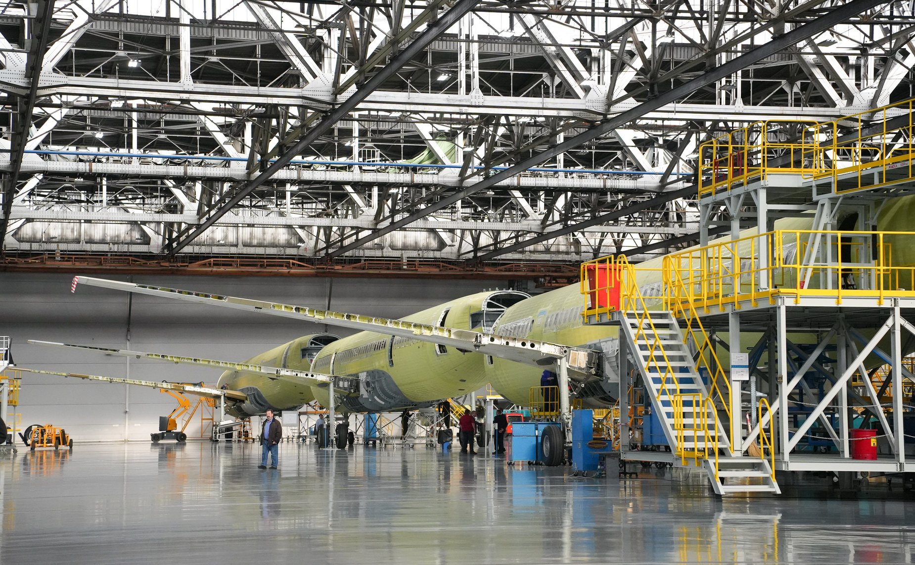 Сенаторы осмотрели цеха Иркутского авиационного завода – Филиала ПАО «Яковлев» и приняли участие в совещании «Перспективы развития гражданской авиации»