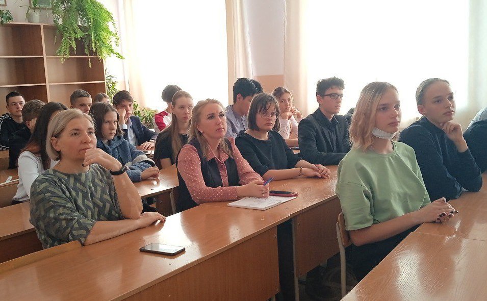 Владимир Полетаев провел встречу с наставляемыми школьниками городских лицеев № 1 и 6 Усть-Коксинской школы