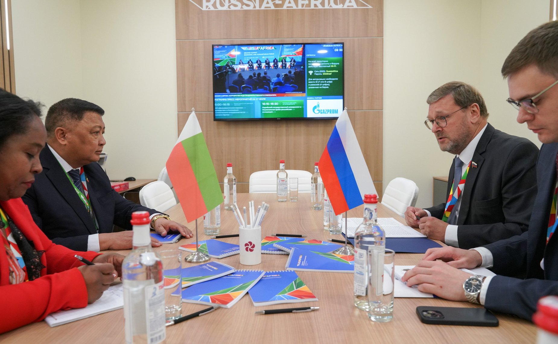 Заместитель Председателя СФ Константин Косачев провел встречу с Председателем Сената Республики Мадагаскар Херимананой Разафимахефой